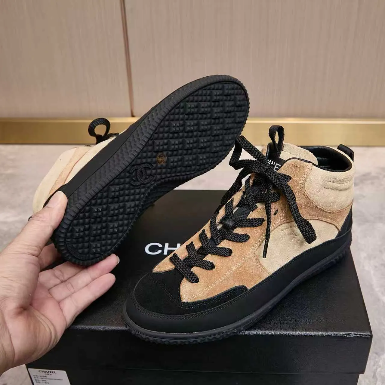 Men's men's shoes pP660! Chanel Chanel - 2025 counter top casual sneakers This classic design; the upper is electro-embroidered with a variety of techniques; the outsole is fashionable and sporty; the unusual inclusion of a variety of color matching elements... The diversified mix and match is very beautiful and versatile, casual, fashionable, sports and outdoor can be taken into account... ꫛꫀꪝ Go➫ Materials: ❶Upper is made of: original imported mercerized leather cow suede ❷Inner lining: original imported breathable sheepskin lining ❸Outsole is based on: original TPU combination outsole, full set of boutique packaging for women 35–41